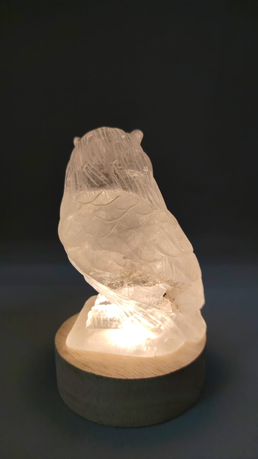 石英（水晶）貓頭鷹雕件另一側面視角
