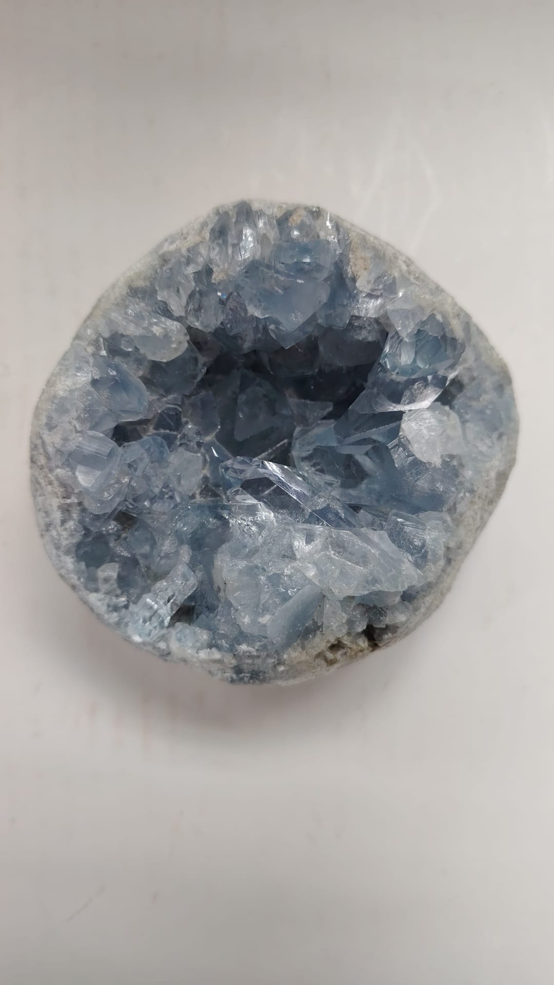 天青石晶洞擺件側面及天然基岩