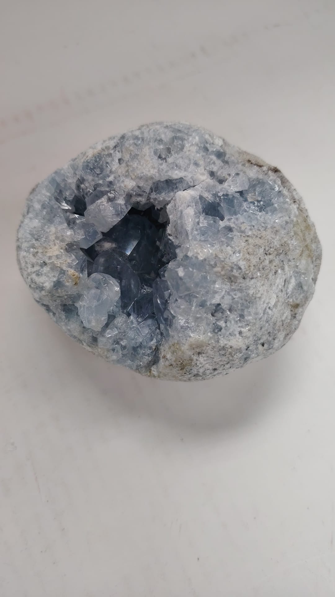 天青石晶洞擺件正面，展示淡藍色晶簇