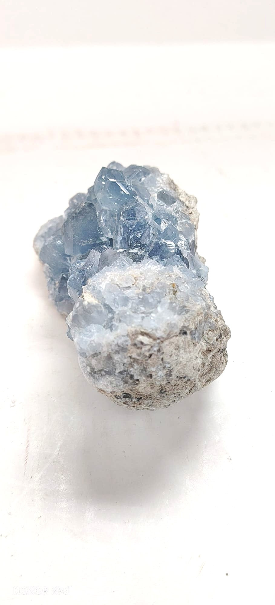天青石晶簇擺件側面，展示晶體和基岩