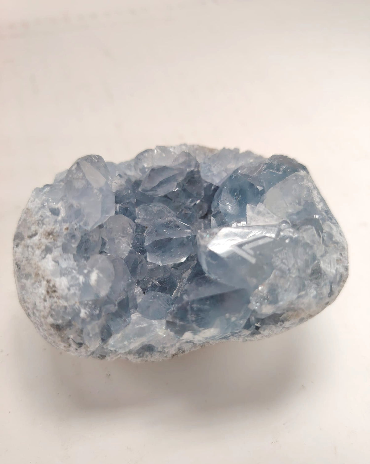 293克天青石晶洞另一角度，展示晶洞