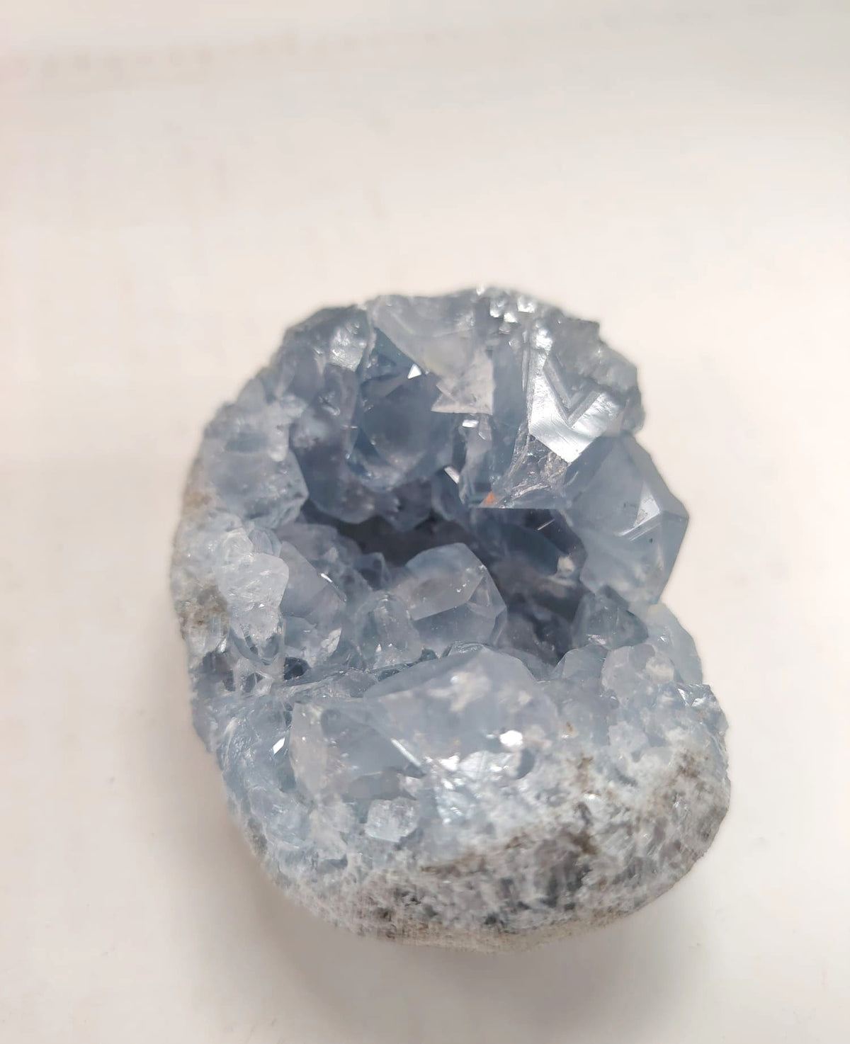 293克天青石晶洞晶體及天然基岩細節