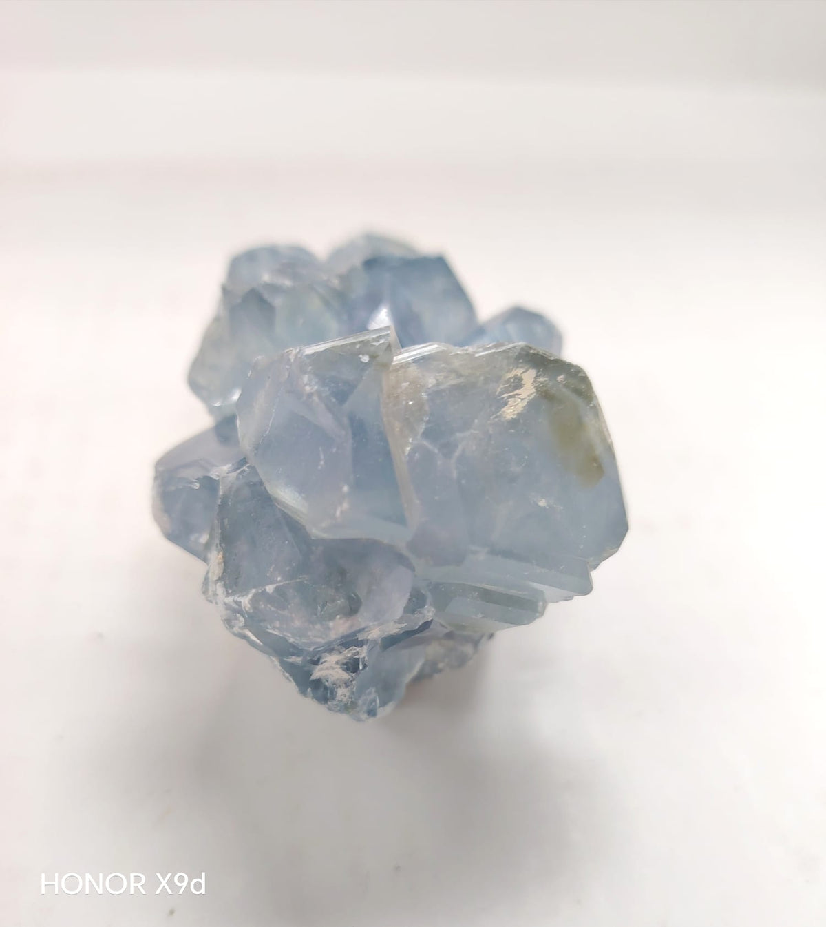 324克天青石晶簇正面，展示淡藍色晶體